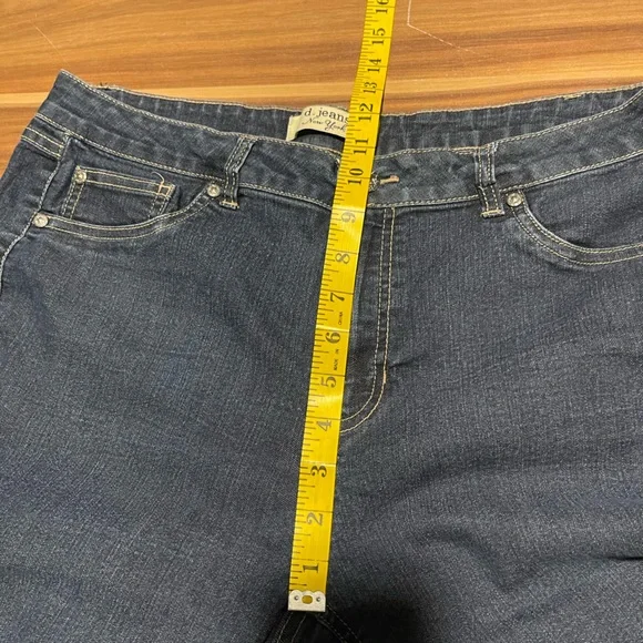 D. Jeans capris - Picture 4 of 8